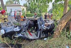 Audi uderzyło w drzewo i dachowało. Jedna osoba nie żyje