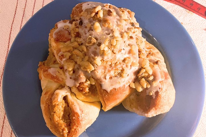 Rogal z Żabki ma kształt ładnej podkówki