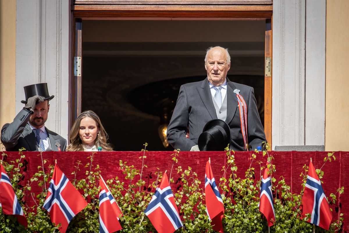 Król Norwegii Harald V krytykowany przez poddanych za przyjęcie prezentu od Władimira Putina i posłanie mu, tuż po wybuchu wojny w Ukrainie, podziękowań