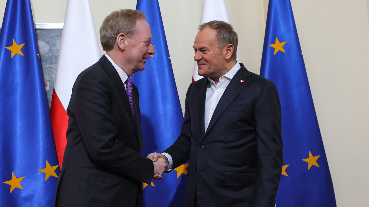 Donald Tusk, Brad Smith
Warszawa, 17.02.2025. Premier Donald Tusk (P) oraz prezydent i wiceprezes Microsoft Corporation Brad Smith (L) podczas powitania przed spotkaniem w siedzibie Kancelarii Prezesa Rady Ministr�w w Warszawie, 17 bm. (amb) PAP/Leszek Szyma�ski
Leszek Szyma�ski
bran�a informatyczna, firma, komputerowa, koncern, Microsoft, spotkanie, wizyta, polityk, polityka, szef rz�du