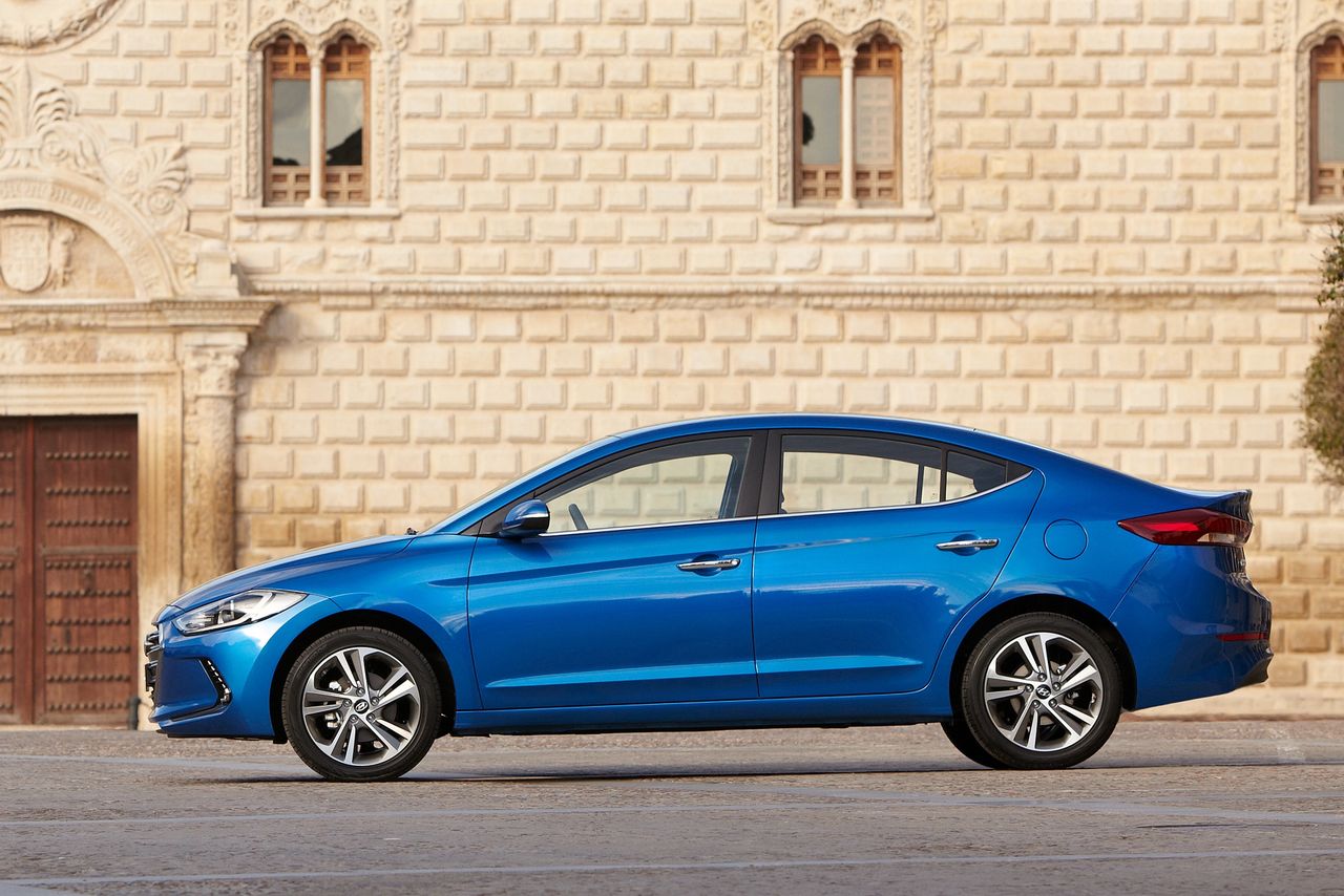 Hyundai Elantra to bardzo tradycyjna konstrukcja z wolnossącym silnikiem benzynowym i pośrednim wtryskiem paliwa. Technicznie trochę starsza od modelu i30.