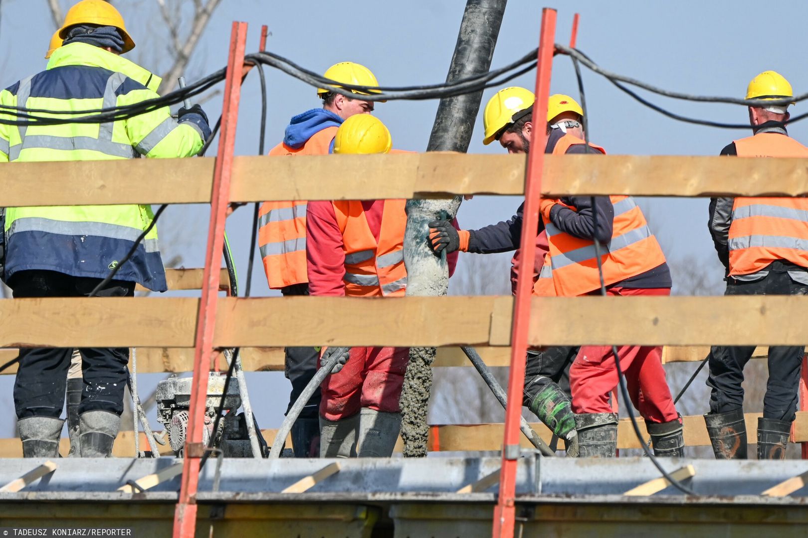 Pracodawca groził im bronią. Wstrząsające relacje pracowników