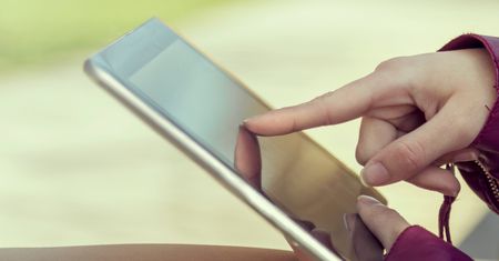 Wi-Fi w telefonie a wyjście z domu. Dlaczego lepiej je wyłączyć?