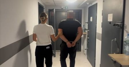 Fałszywi policjanci wyłudzili 71 tysięcy złotych. Wpadł 51-letni "odbierak"