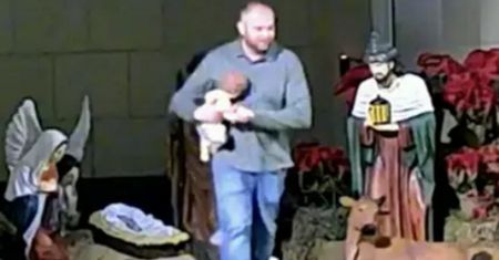 Kamery wszystko nagrały. Policja szuka złodzieja figurki Jezusa