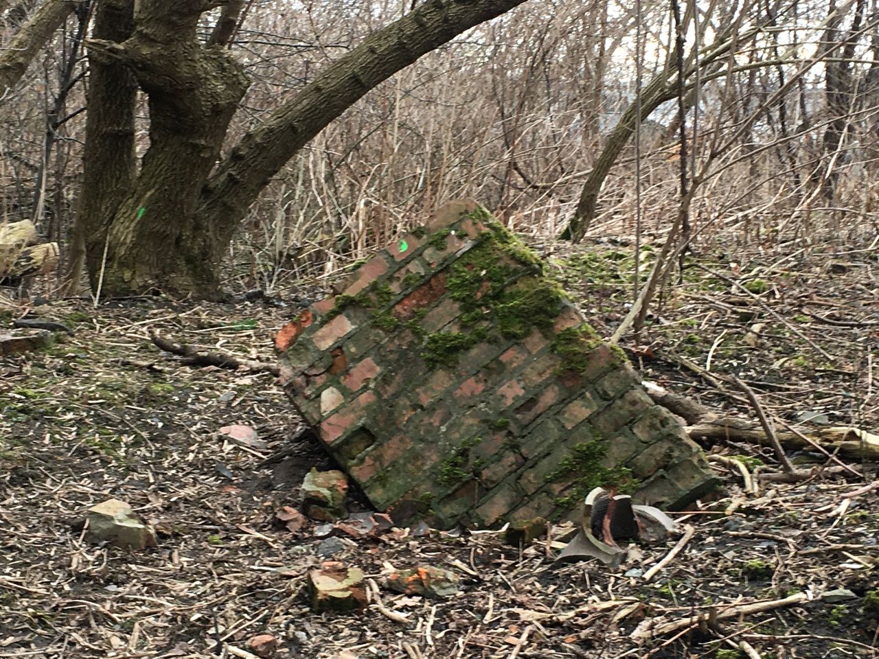 Do dziś na kopcu natknąć się można na takie resztki przedwojennej Warszawy 