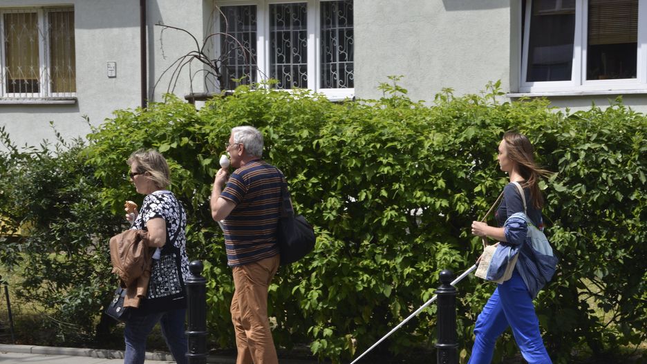 Niewidoma kobieta na ulicy. Warszawa, 15.07.2016