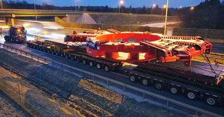 Maszyna zbliża się do Warszawy. Takiego transportu jeszcze nie było