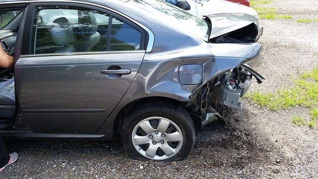 Sześć osób zostało rannych w wypadku ciężarówki z busem. Kierowcę zabrał śmigłowiec