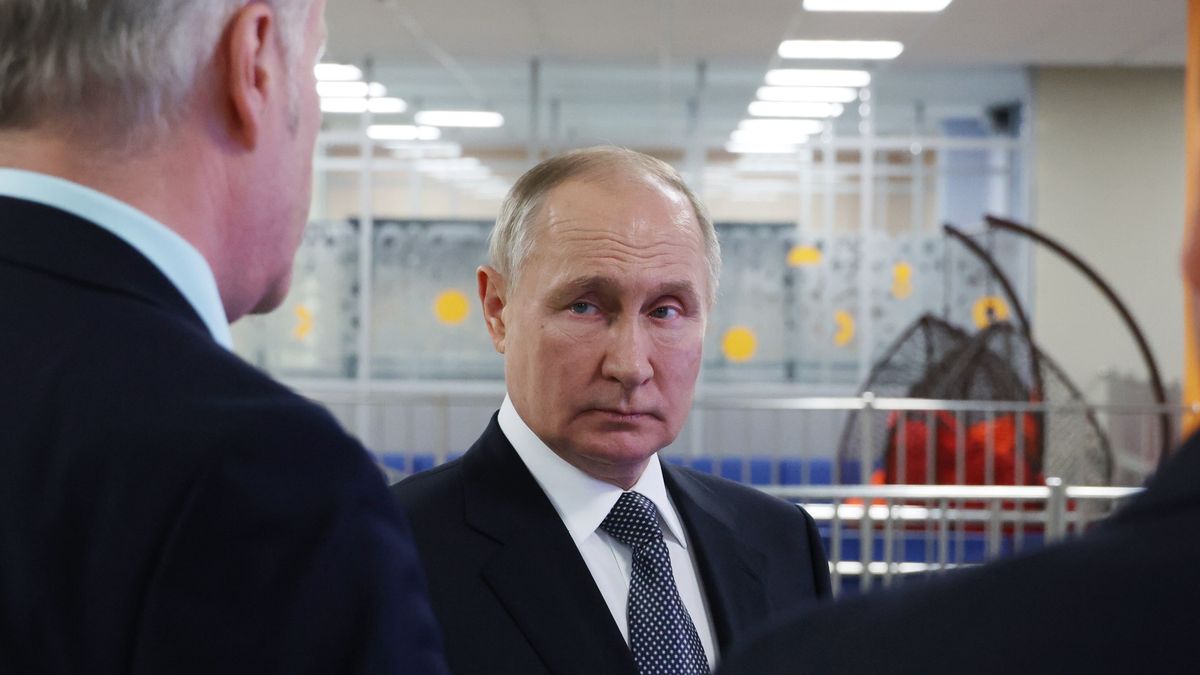 President Vladimir Putin visits Arkhangelsk region of Russiaepa11023046 Russian President Vladimir Putin visits the secondary school No 7 named after Vladimir Bulatov in Arkhangelsk, Russia, 11 December 2023.  EPA/MIKHAEL KLIMENTYEV/SPUTNIK/KREMLIN POOL MANDATORY CREDIT Dostawca: PAP/EPA.MIKHAEL KLIMENTYEV/SPUTNIK/KREMLIN POOL