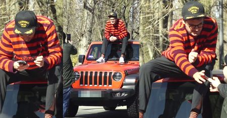 Kuba "gdzie jest Wally" Wojewódzki miota się na dachu Jeepa