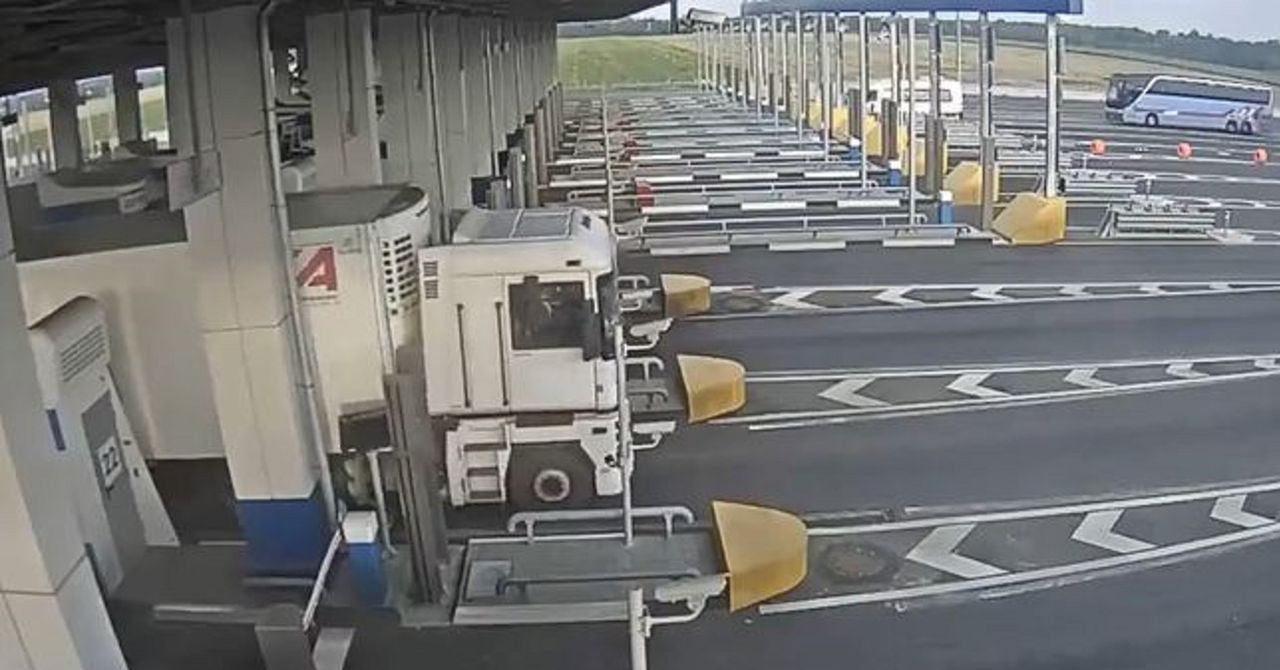 Chciał przejechać autostradą bez płacenia, ale pożałował