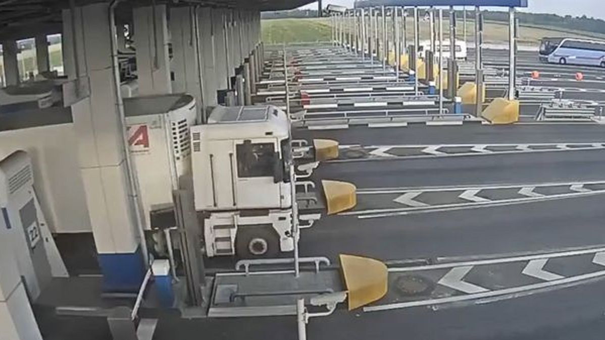 Nie polecamy próbować podobnych manewrów autem osobowym, a co dopiero ciężarówką.