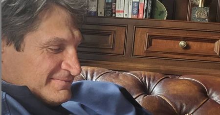 Andrzej Gołota w klapeczkach na fotelu, a fani pytają o zegarek