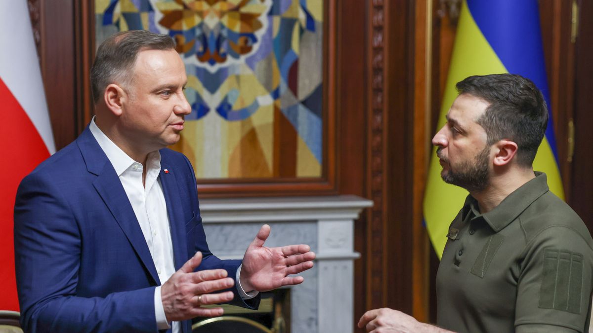Kijów, Ukraina, 22.05.2022. Prezydent RP Andrzej Duda (L) i prezydent Ukrainy Wołodymyr Zełenski (P) podczas spotkania w Kijowie, 22 bm. Prezydent Andrzej Duda jest z wizytą na Ukrainie. W Radzie Najwyższej w Kijowie wygłosił orędzie jako pierwsza głowa obcego państwa od wybuchu wojny. Trwa inwazja Rosji na Ukrainę. (mr) PAP/Jakub Szymczuk/KPRP HANDOUT EDITORIAL USE ONLY NO SALES