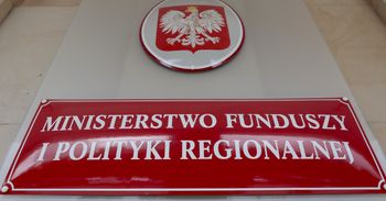Afera KPO. Miały być innowacje, a jest zakup dronów, łodzi i rozszerzenie usług w solarium. Na to poszły miliony z KPO na Dolnym Śląsku