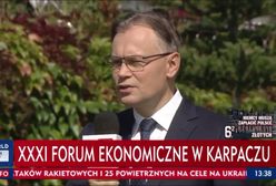 Lawina drwin z TVP Info. Wystarczy spojrzeć w prawy dolny róg ekranu