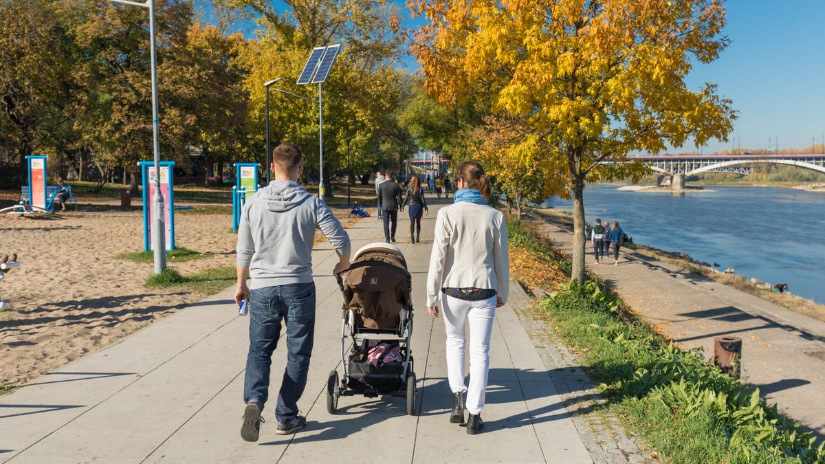 Warszawa ArZi
fot: Arkadiusz Ziolek/ East News. Warszawa, bulwary Wislane 14.10.2018.   n/z Rodzina na spacerze z malym dzieckiem w wozku.
ARKADIUSZ ZIOLEK