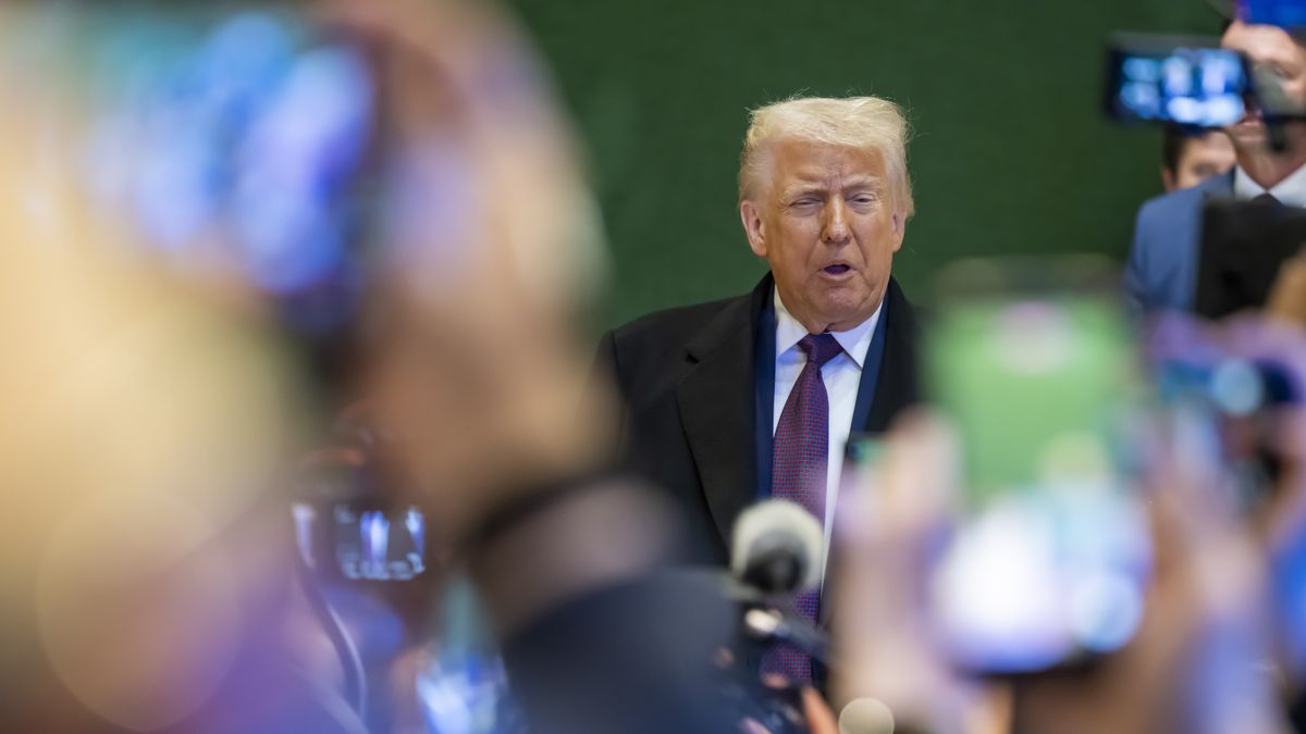 US President Donald Trump answers journalists' questions before leaving at the Annual Meeting of the World Economic Forum (WEF), in Davos, Switzerland, 22 January 2026. The 2026 summit, running from 19 to 23 January and held under the theme 'A Spirit of Dialogue,' brings together global political leaders, corporate executives, and scientists to address international challenges. EPA/LAURENT GILLIERON Dostawca: PAP/EPA.