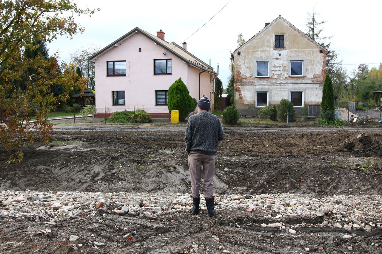 "Zostaliśmy sami". Po przejściu powodzi sytuacja wciąż jest trudna