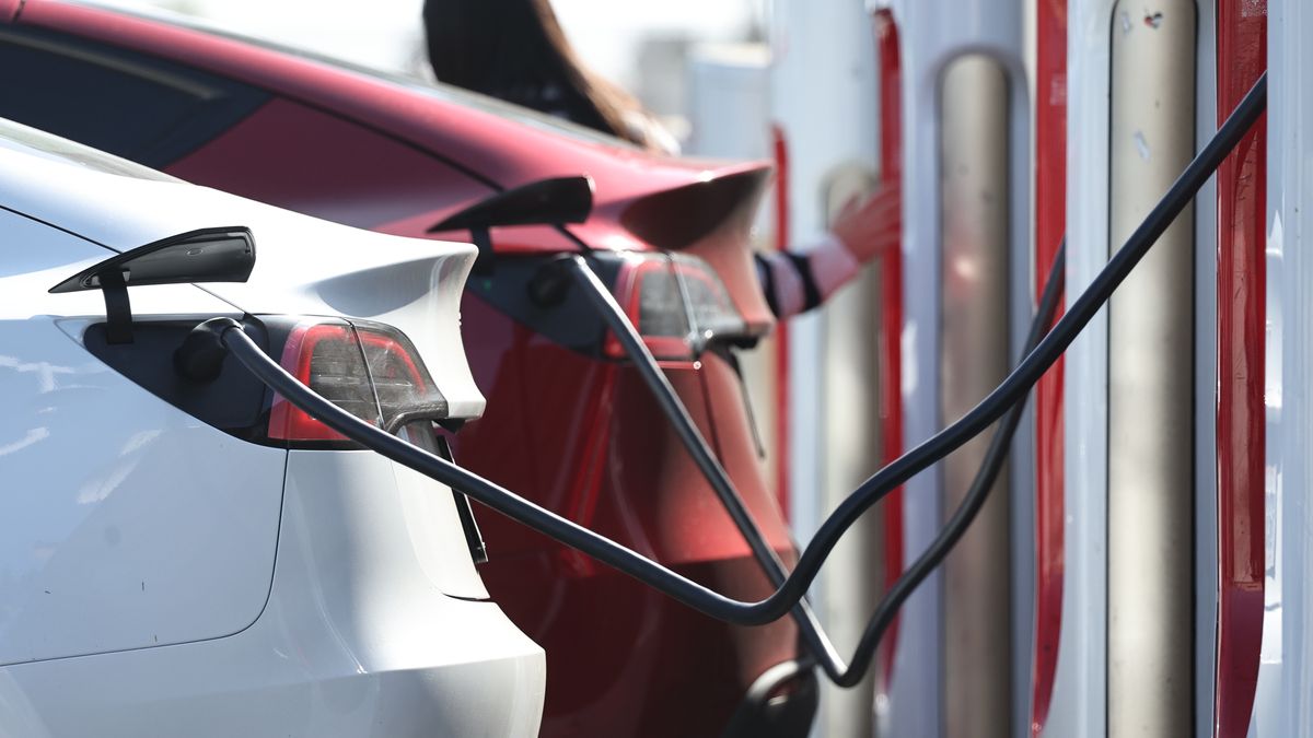 PASADENA, CALIFORNIA - SEPTEMBER 23: Tesla electric vehicles (EVs) recharge at a Tesla Supercharger station on September 23, 2024 in Pasadena, California. The California Air Resources Board announced that California’s carbon dioxide emissions dropped 2.4 percent in 2022, even as the economy rebounded from the COVID-19 pandemic, primarily due to electric vehicle use and cleaner fuels. (Photo by Mario Tama/Getty Images)