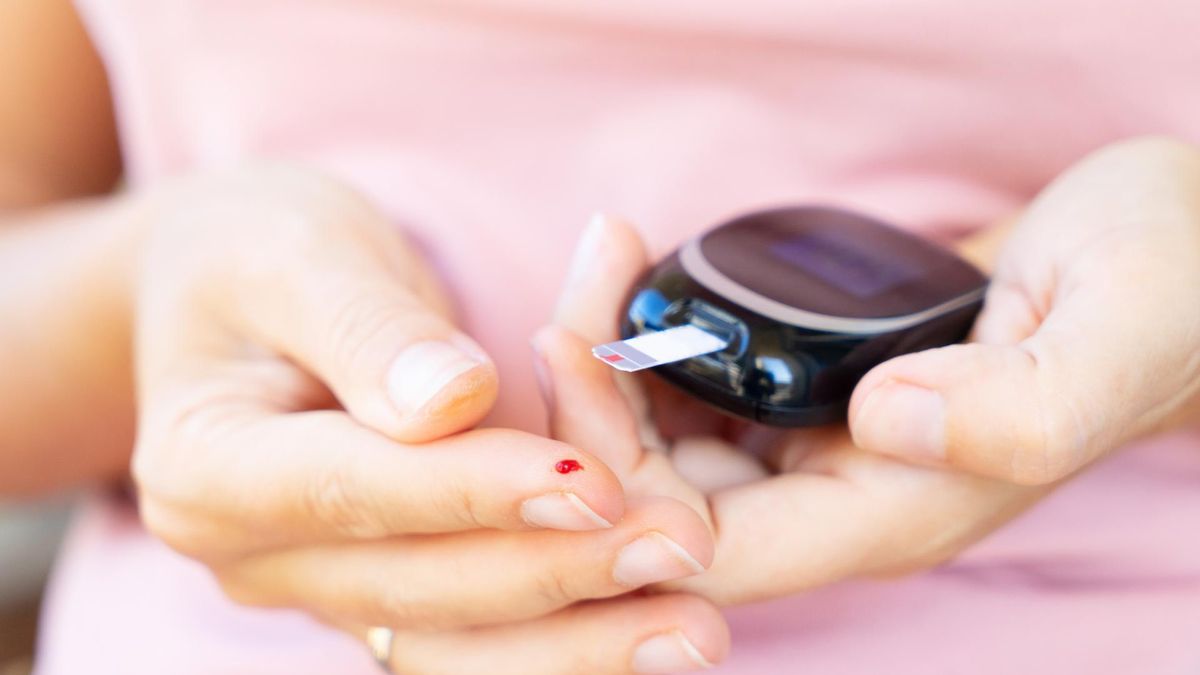 Dobowy profil glikemii wyznacza się poprzez pomiar stężenia glukozy we krwi