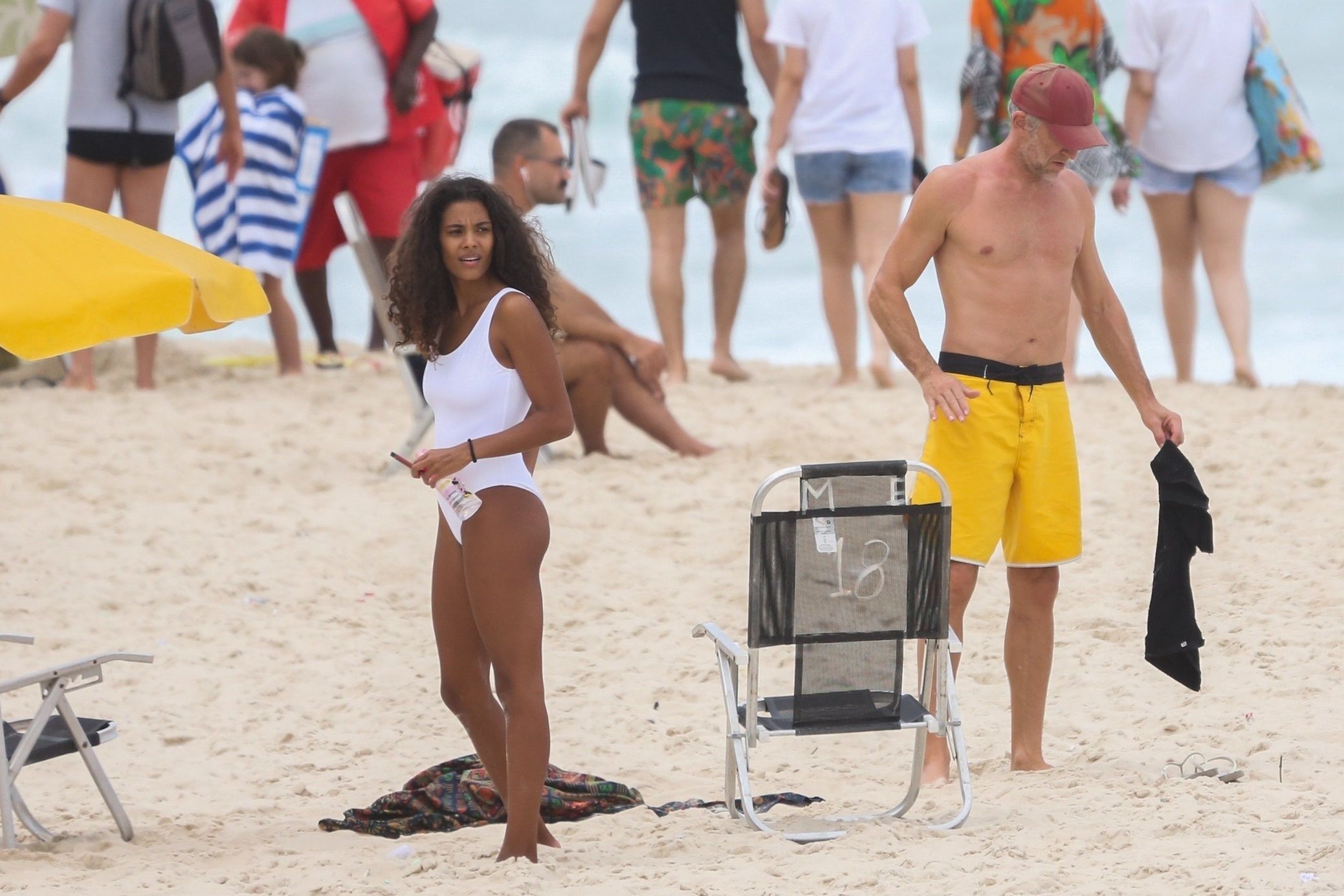 Vincent Cassel z żoną Tiną na plaży w Brazylii
