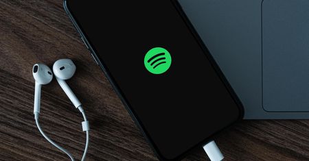 Spotify zaostrza kontrolę. Kod QR i konsekwencje na rok