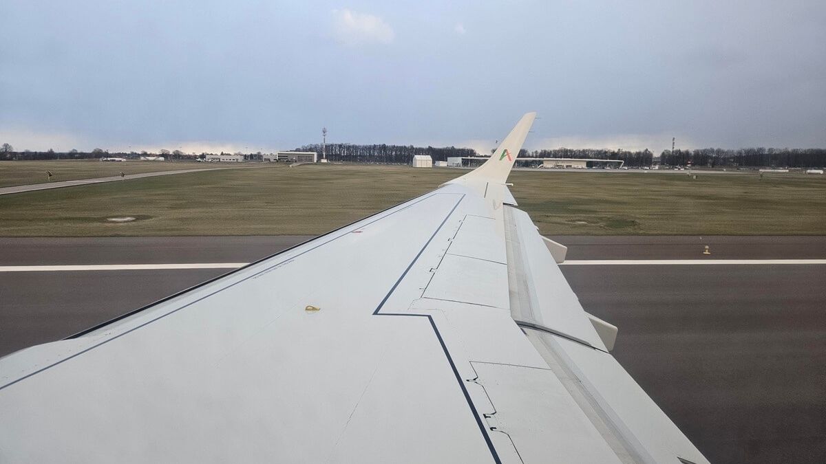 Samolot włoskich linii lotniczych Aeroitalia na pasie startowym Portu Lotniczego Lublin