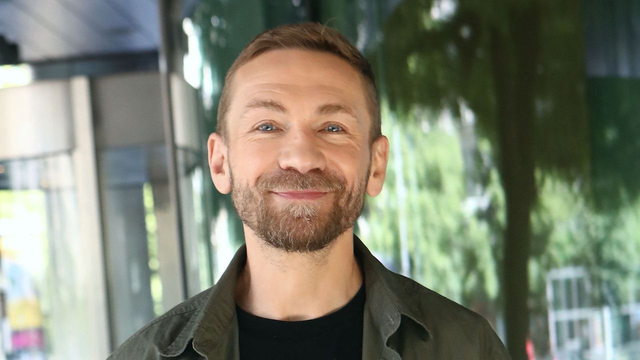 Prowadził popularne programy, a potem ZNIKNĄŁ z show-biznesu. Tak teraz zarabia na życie