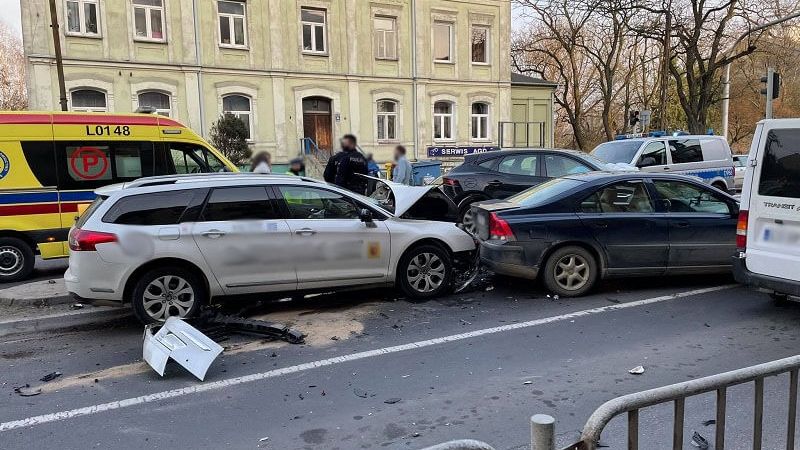 Pijany taksówkarz wjechał w stojące przed światłami auta na ul. Kunickiego