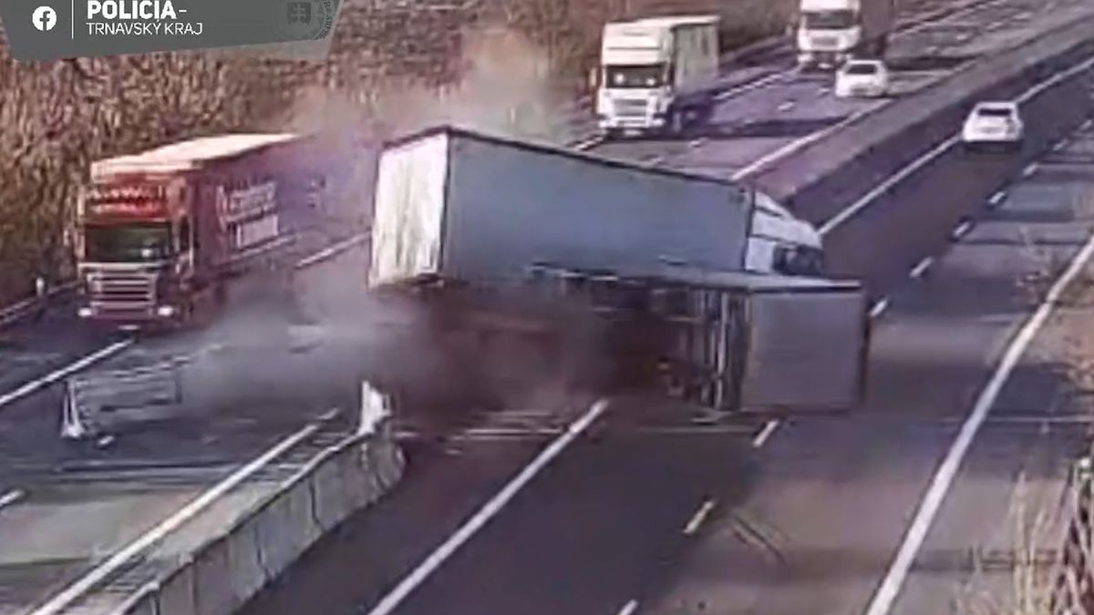 wypadek, kierowca, opona, słowacja, autostrada, policja Złapał gumę na autostradzie. Koszmarny moment wypadku zarejestrowała kamera