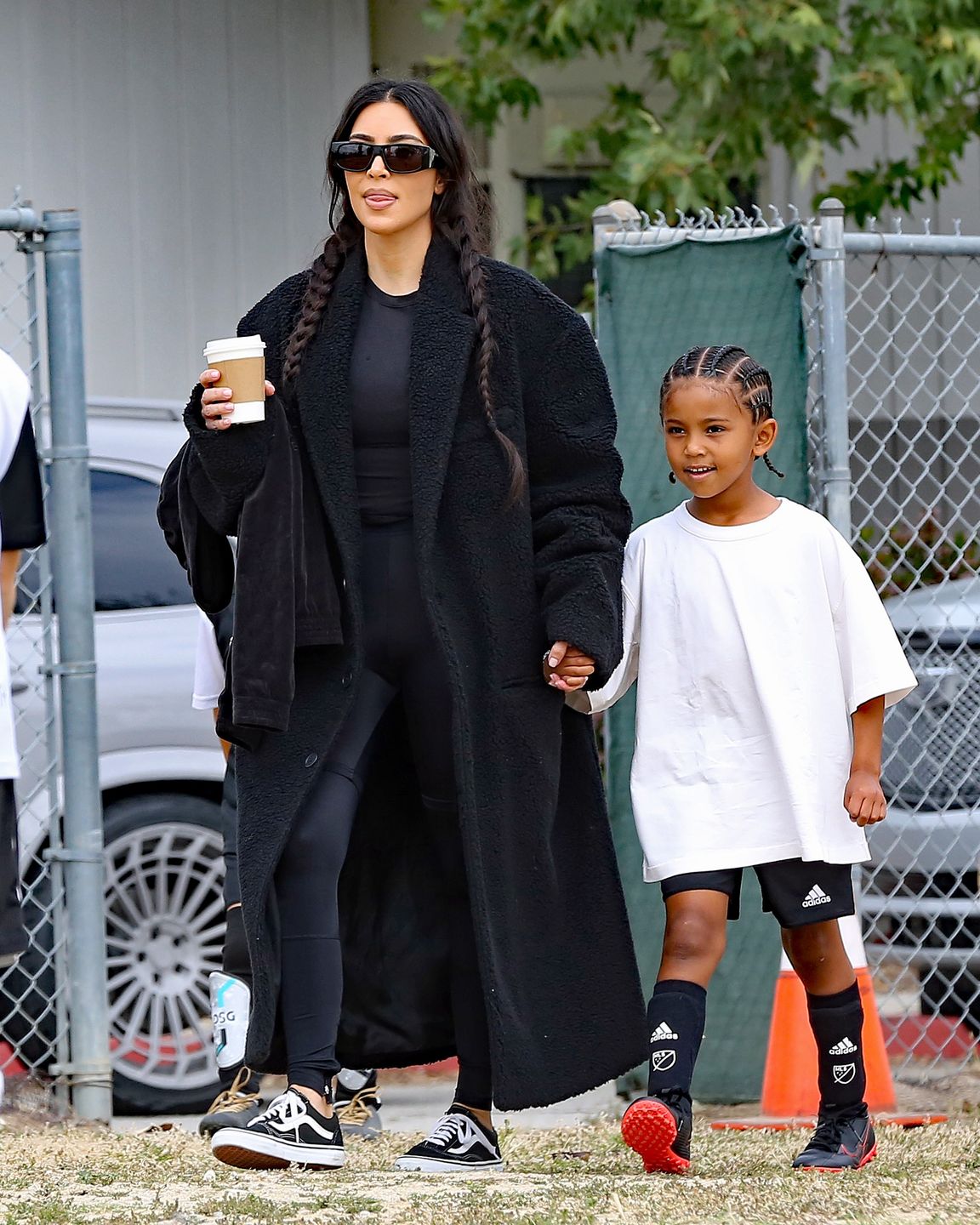 "Rozczochrana" i zaspana Kim Kardashian pilnuje dzieci na meczu piłki nożnej 