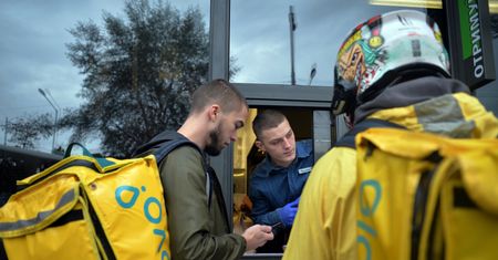 Opłata za dostawę w deszcz. UOKiK stawia zarzuty Glovo