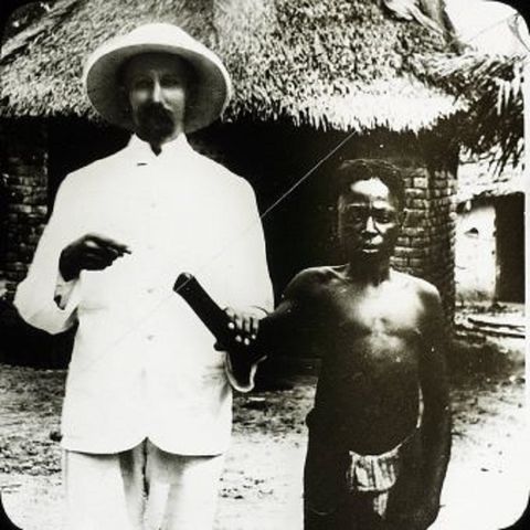 Biały misjonarz pozuje z Afrykaninem z Kongo któremu odcięto rękę 