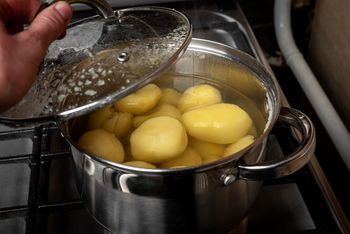 Dodaj łyżkę tłuszczu do gotowania ziemniaków. Będę gotowe szybciej