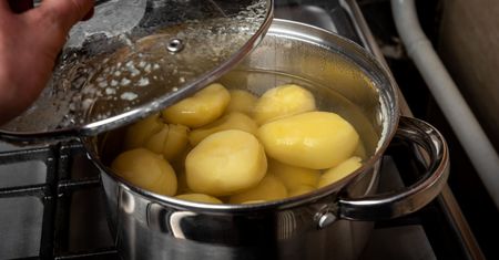 Dodaj łyżkę tłuszczu do gotowania ziemniaków. Będę gotowe szybciej