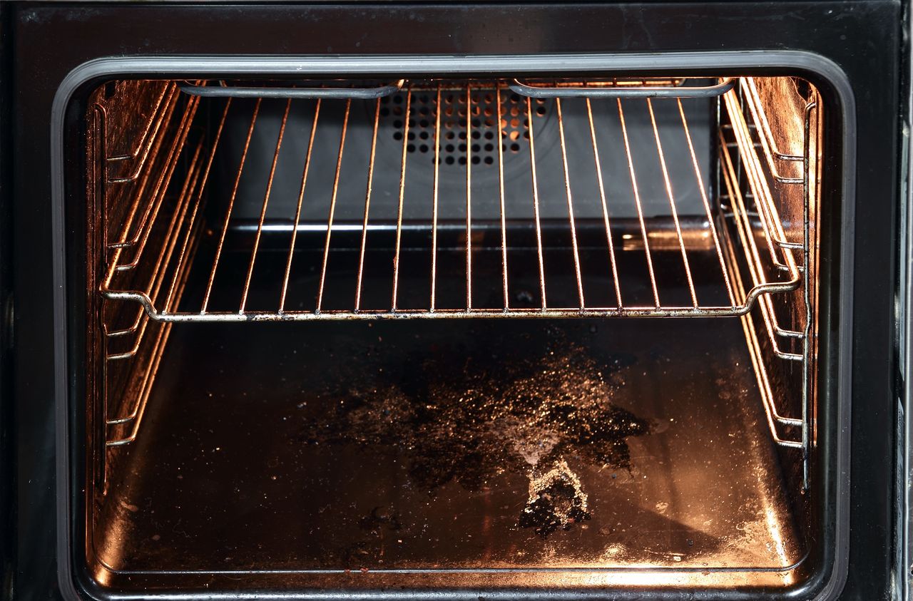 How to clean a dirty oven?