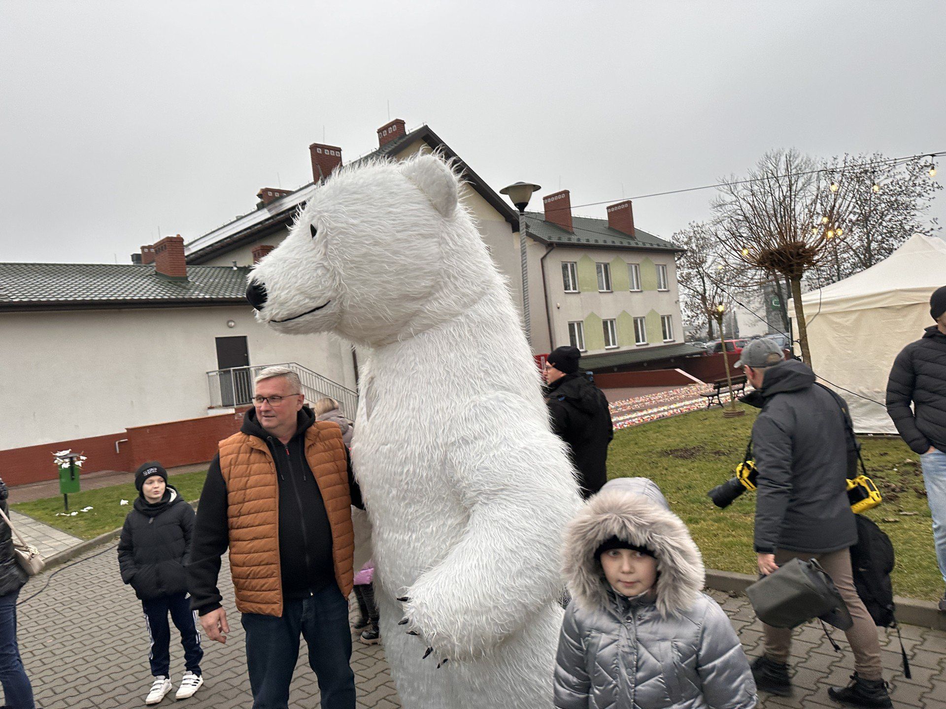 Jest wielki miś maskotka. 