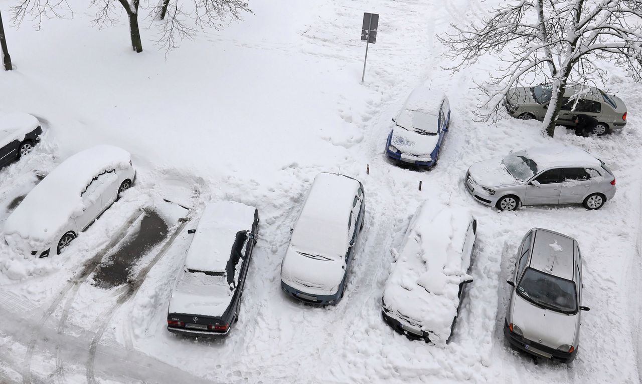 Intensywne opady śniegu i marznąca mżawka. 5 błędów kierowców