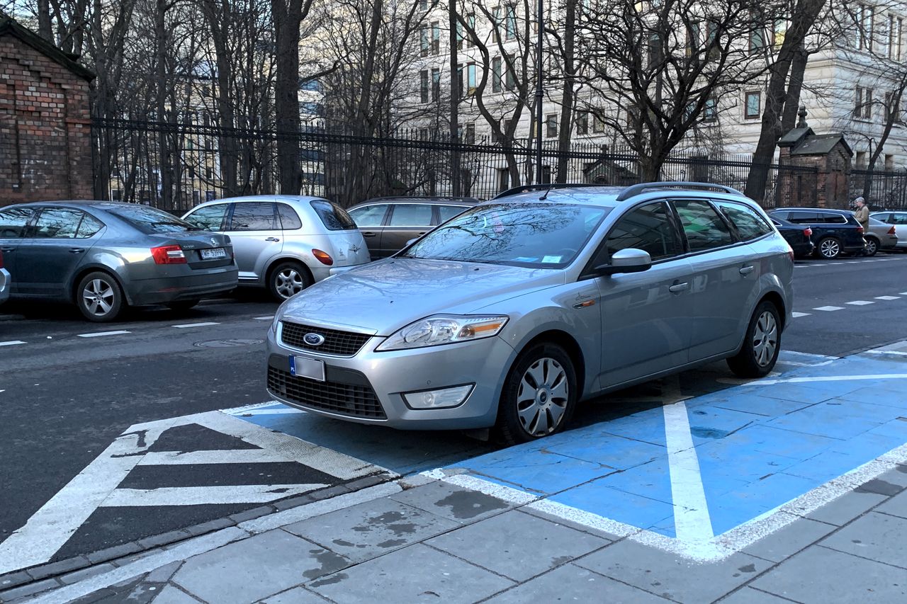 Małe tablice mają wyróżnić auto na ulicy. Przynajmniej tak sądzą właściciele