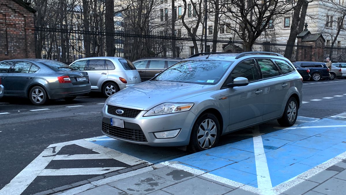 Małe tablice mają wyróżnić auto na ulicy. Przynajmniej tak sądzą właściciele