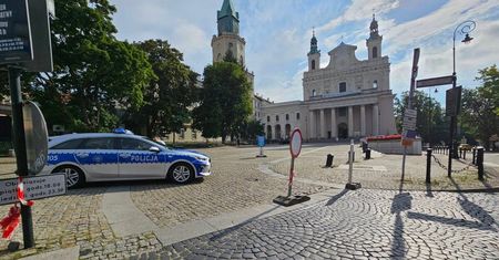 Dziś tutaj nie zaparkujesz. Parking przed Archikatedrą Lubelską zamknięty