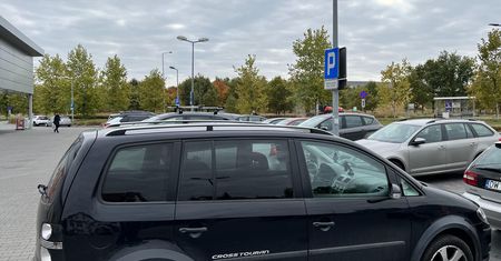 Kary za parkowanie przed sklepem. Płacić? Prawnik wyjaśnia