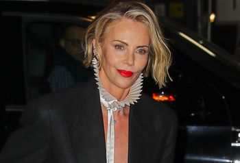 Zrobili jej zdjęcia przed hotelem. 50-letnia Charlize Theron zachwyca