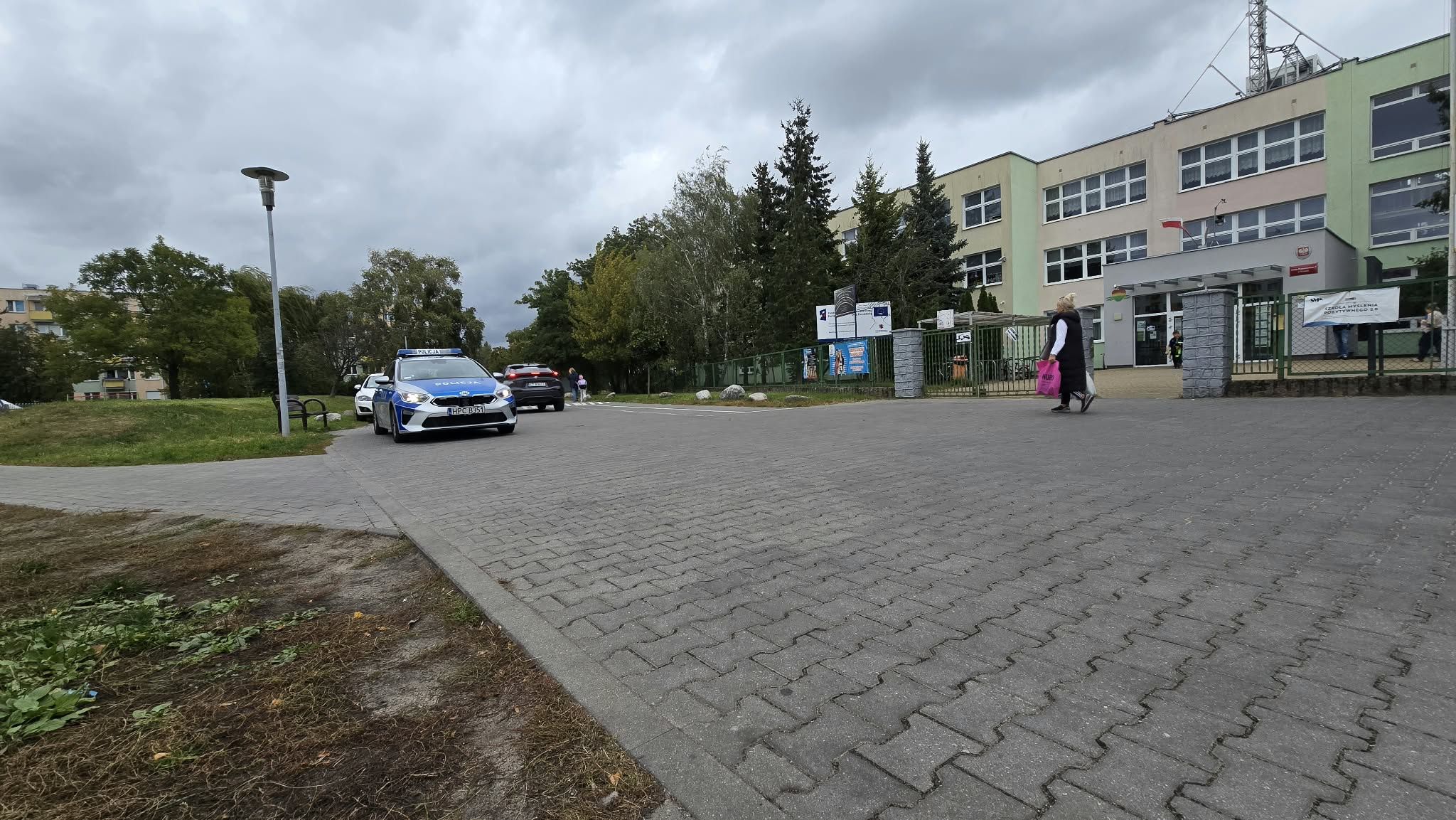 Policja pod jedną z toruńskich szkół