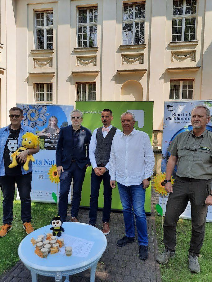 Sławomir Fijałkowski - Kino Charlie, koordynator projektu, Sergiusz Wasilewski (twórca VR i AI), dr hab. Krzysztof Pabis - prorektor Uniwersytetu Łódzkiego ds. popularyzacji nauki i kształcenia, Sławomir Kalwinek - wiceprezes Wytwórni Filmów Oświatowych, Michał Ogrodowczyk (Leśne Studio Filmowe, Lasy Państwowe).