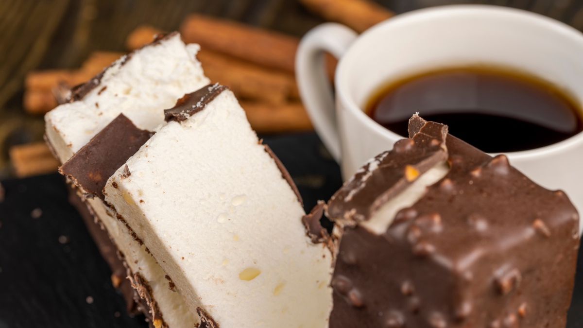 Puszysty deser czekoladowo-śmietankowy