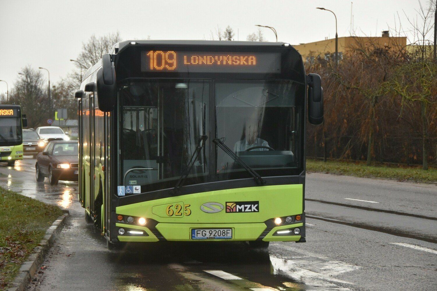 W bazie Miejskiego Zakładu Komunikacji jest osiemdziesiąt autobusów do codziennej obsługi pasażerów.