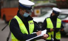 Gdańsk: Czwórka dzieci pod "opieką" dwóch pijanych kobiet. Najmłodsza dziewczynka trafiła do szpitala